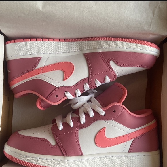 *SOLD* Jordan 1 low GS - Picture 4 of 5